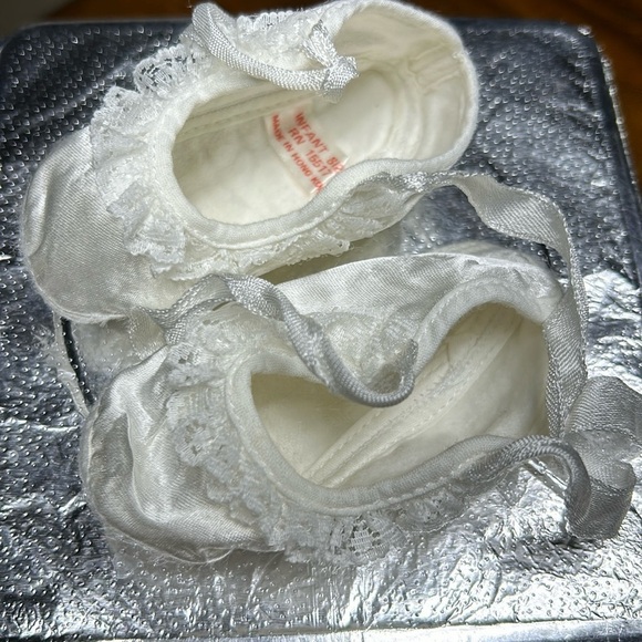 Christening booties satin & lace with ribbon ties infant size vintage 36 years - Picture 6 of 11